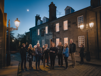 Comment organiser une visite patrimoniale nocturne sans budget et quelles autorisations demander