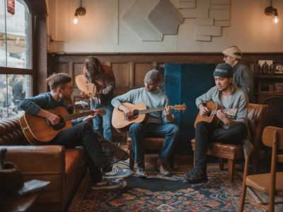 Comment inviter un groupe découvert sur bandcamp à jouer en acoustique dans un café et quelle fiche technique leur fournir
